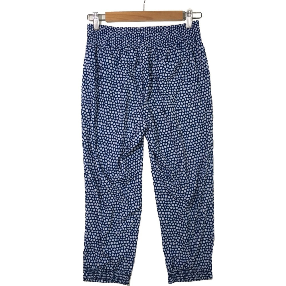 GapFit Elastic Waist Joggers | Silky Capri Pant - Picture 5 of 7